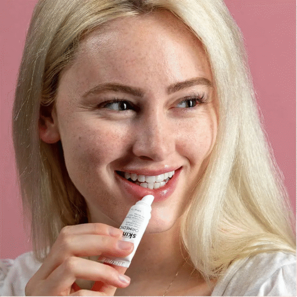 Femme appliquant le ORMEDIC Complexe Rehausseur De Lèvres Rose Translucide